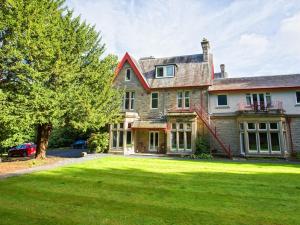 una gran casa de ladrillo con un gran patio en Balcary House Hotel, en Hawick