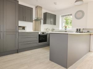 A kitchen or kitchenette at The Willows