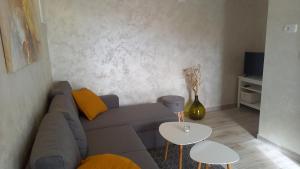 un soggiorno con divano e tavolo di App Parenzana a Grožnjan (Grisignana)
