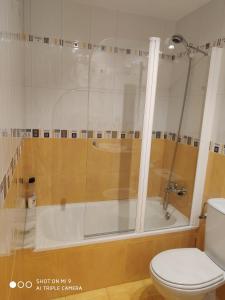 Kúpeľňa v ubytovaní APARTAMENTO CON TERRAZA, VISTAS AL MAR Y PISCINA