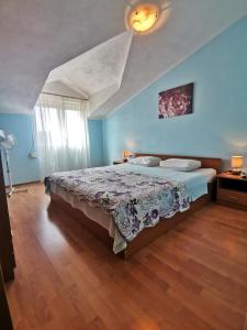 ein Schlafzimmer mit einem großen Bett mit blauen Wänden in der Unterkunft Apartment Hramina in Murter