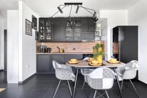 Gallery image of Apartamenty Baltica Towers Modern White&Black in Gdańsk +48 photos