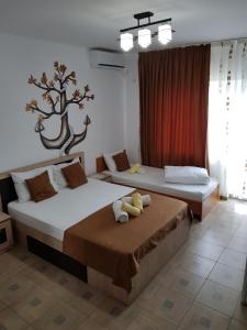 A bed or beds in a room at EL Capitano - Mamaia Nord