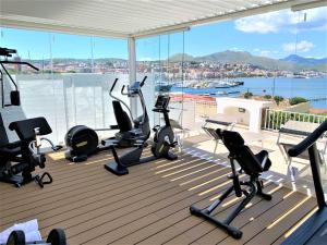 um ginásio com passadeiras e equipamento de exercício num deque em Hotel Gajeta em Gaeta