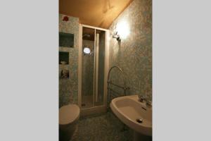 uma casa de banho com um lavatório, um WC e um chuveiro em The Honeymooners’ Paradise Suite em Vernazza