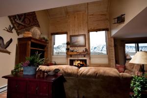 ein Wohnzimmer mit Couch und Kamin in der Unterkunft Cascade Village 56 in Durango Mountain Resort