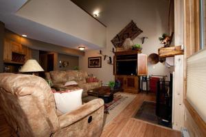 ein Wohnzimmer mit Couch und Kamin in der Unterkunft Cascade Village 56 in Durango Mountain Resort