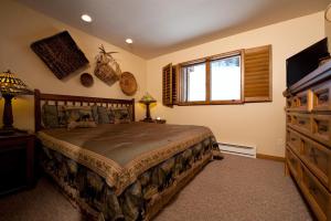 ein Schlafzimmer mit einem Bett, einer Kommode und einem Fenster in der Unterkunft Cascade Village 56 in Durango Mountain Resort + 24 Fotos