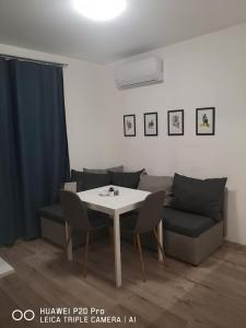 - un salon avec une table et un canapé dans l'établissement Breezy Studio 5, à Varna