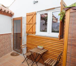 patio ze stołem i oknem w obiekcie Tarifa Cozy House - Tiny House w mieście Tarifa