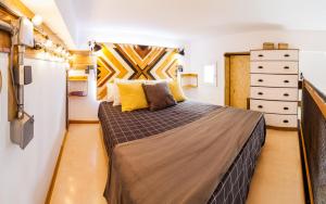 sypialnia z dużym łóżkiem i komodą w obiekcie Tarifa Cozy House - Tiny House w mieście Tarifa