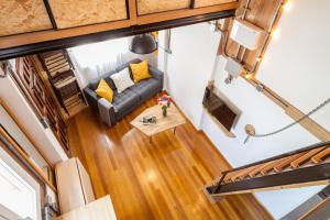 widok z góry na salon z kanapą w obiekcie Tarifa Cozy House - Tiny House w mieście Tarifa