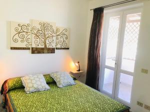 a bedroom with a bed and a door with a window at Pausa mare Ponza - Immobilevante in Ponza
