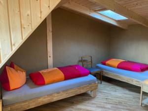 2 camas con almohadas coloridas en una habitación en Münzenberg 42, en Quedlinburg