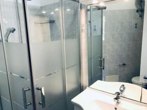 a bathroom with a shower and a sink at Pausa mare Ponza - Immobilevante in Ponza