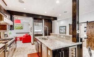 Kuchyň nebo kuchyňský kout v ubytování 2030 Meadow Brook Lane Unit A