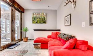 Posezení v ubytování 2030 Meadow Brook Lane Unit A