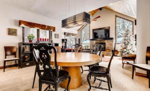 TV a/nebo společenská místnost v ubytování 2030 Meadow Brook Lane Unit A