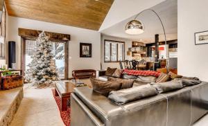 Posezení v ubytování 2030 Meadow Brook Lane Unit A