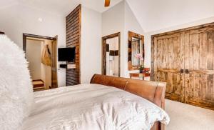 Postel nebo postele na pokoji v ubytování 2030 Meadow Brook Lane Unit A
