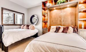 Postel nebo postele na pokoji v ubytování 2030 Meadow Brook Lane Unit A