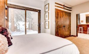 Postel nebo postele na pokoji v ubytování 2030 Meadow Brook Lane Unit A