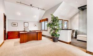 Posezení v ubytování 2030 Meadow Brook Lane Unit A