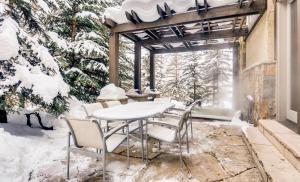 2030 Meadow Brook Lane Unit A v zimě
