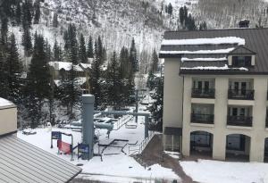 2030 Meadow Brook Lane Unit A v zimě