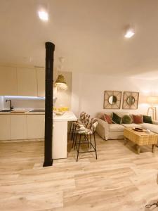 kuchnia i salon z kuchenką w obiekcie SibsSanlucar MARITIMO-1ª Linea de Playa w mieście Sanlúcar de Barrameda