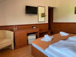 Posteľ alebo postele v izbe v ubytovaní Mayer Pince Panzió