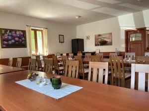 Reštaurácia alebo iné gastronomické zariadenie v ubytovaní Mayer Pince Panzió