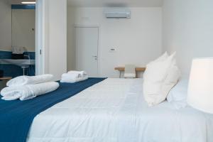 A bed or beds in a room at Marèe b&b