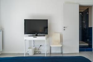 A television and/or entertainment centre at Marèe b&b