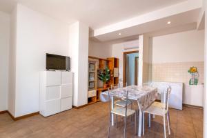 a kitchen and dining room with a table and chairs at Residence Palazzo Sayonara in Tortoreto Lido