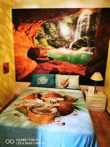 ein Schlafzimmer mit einem Wasserfall-Wandbild auf einem Bett in der Unterkunft Bed & Breakfast Macallè in Catania