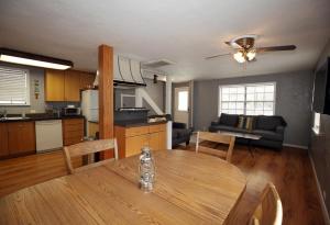 cocina y sala de estar con mesa de madera en una habitación en 320 8th Avenue en Ouray