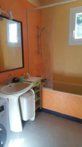 La salle de bains est pourvue de toilettes, d'un lavabo et d'une douche. dans l'établissement Belle maison en Drôme provençale, à Rousset-les-Vignes