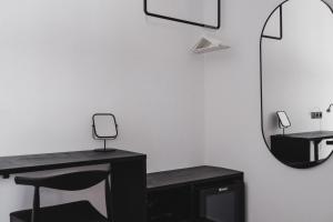 een spiegel en een bureau met een stoel in de kamer bij Chris&C Apartments in Agia Galini