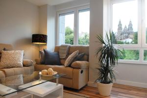 sala de estar con sofá y mesa en Silver Home en Santiago de Compostela