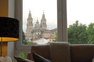 una ventana con sofá y vistas a la ciudad en Silver Home en Santiago de Compostela