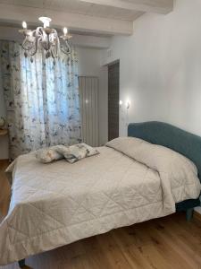 A bed or beds in a room at AFFITTACAMERE LA VOLPE