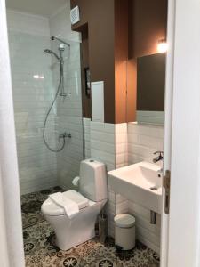 uma casa de banho com um WC e um lavatório em Boutique Home Magnolia em Golden Sands