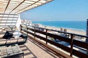 balkon z widokiem na plażę w obiekcie Apartamento Sweet Atico Torre del Mar Alicante - San Juan Playa w Alicante