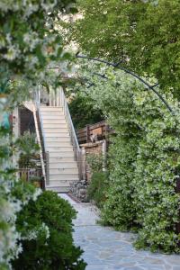 una escalera que conduce a una casa con escaleras blancas en Apartments Scepanovic, en Tivat