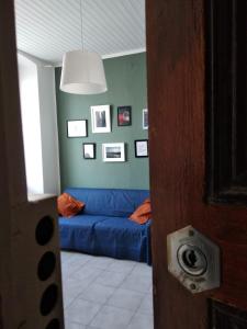 uma sala de estar com um sofá azul num quarto em Casa Lucia em Lavagna