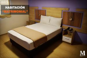 una camera con un grande letto e un comodino di Hotel Mega a Lima
