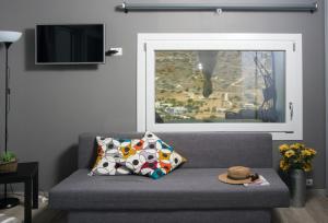un sofá gris en una sala de estar con ventana en Silver Moon, en Kini