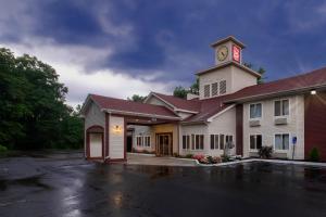 Una iglesia con una torre de reloj encima. en Red Roof Inn Clifton Park, en Clifton Park