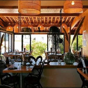 Um restaurante ou outro lugar para comer em Hôtel & Restaurant Les Mouettes